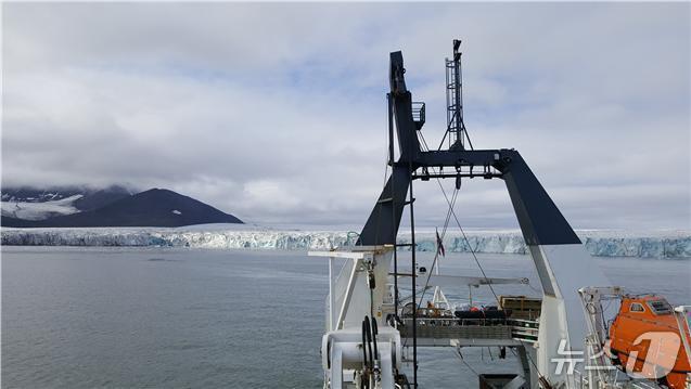 본문 이미지 - 2019년 7월 노르웨이 트롬소 북극대학교 소속의 2,000톤급 탐사선 헬머 한센호가 스발바르 피오르를 탐사하고 있다 (사진 제공: 극지연구소 남승일 박사)