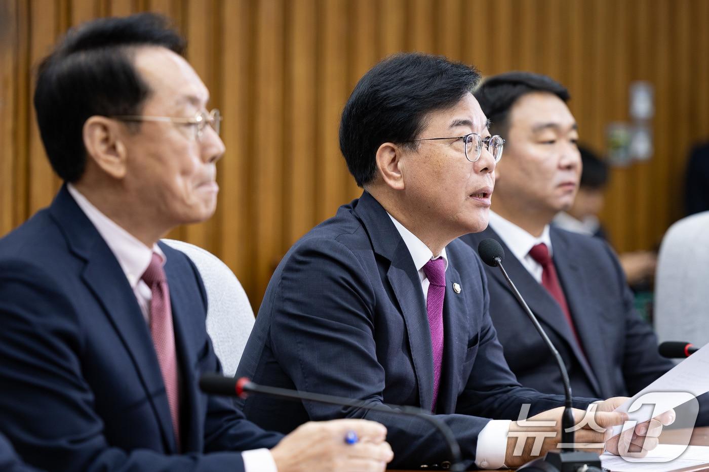 송언석 국민의힘 원내대표가 21일 서울 여의도 국회에서 열린 국정감사 대책회의에서 모두 발언을 하고 있다. 2025.10.21/뉴스1 ⓒ News1 유승관 기자