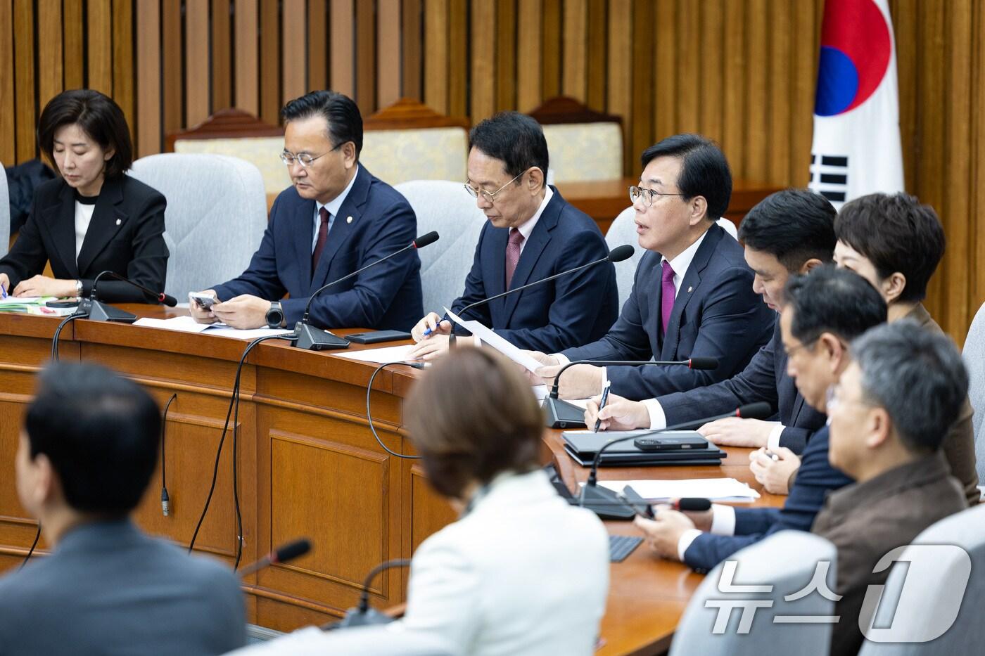 송언석 국민의힘 원내대표가 21일 서울 여의도 국회에서 열린 국정감사 대책회의에서 모두 발언을 하고 있다. 2025.10.21/뉴스1 ⓒ News1 유승관 기자