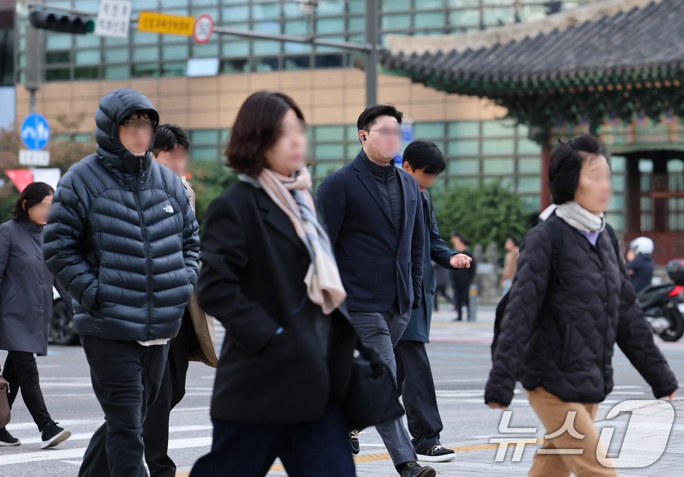 서울의 최저 기온이 4.8도를 기록하는 등 때이른 초겨울 추위가 기승을 부린 21일 오전 서울 광화문 네거리에서 시민들이 몸을 움츠린 채 출근길 발걸음을 재촉하고 있다. 2025.10.21/뉴스1 ⓒ News1 오대일 기자