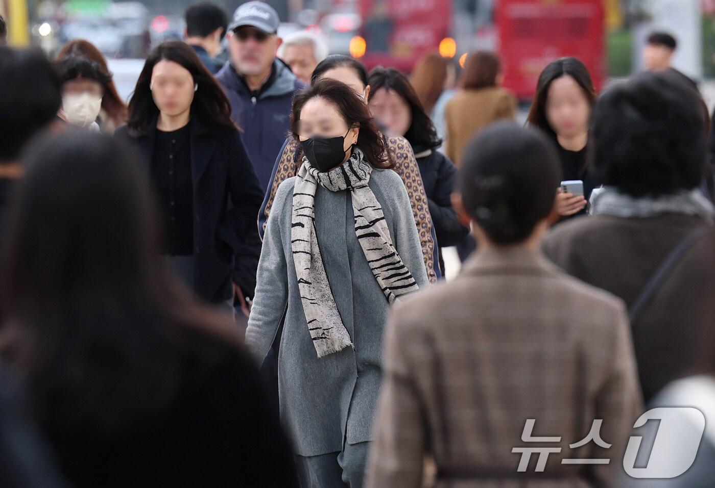 때이른 초겨울 추위가 기승을 부린 지난 21일 오전 서울 광화문 네거리에서 시민들이 몸을 움츠린 채 출근길 발걸음을 재촉하고 있다. 2025.10.21/뉴스1 ⓒ News1 오대일 기자
