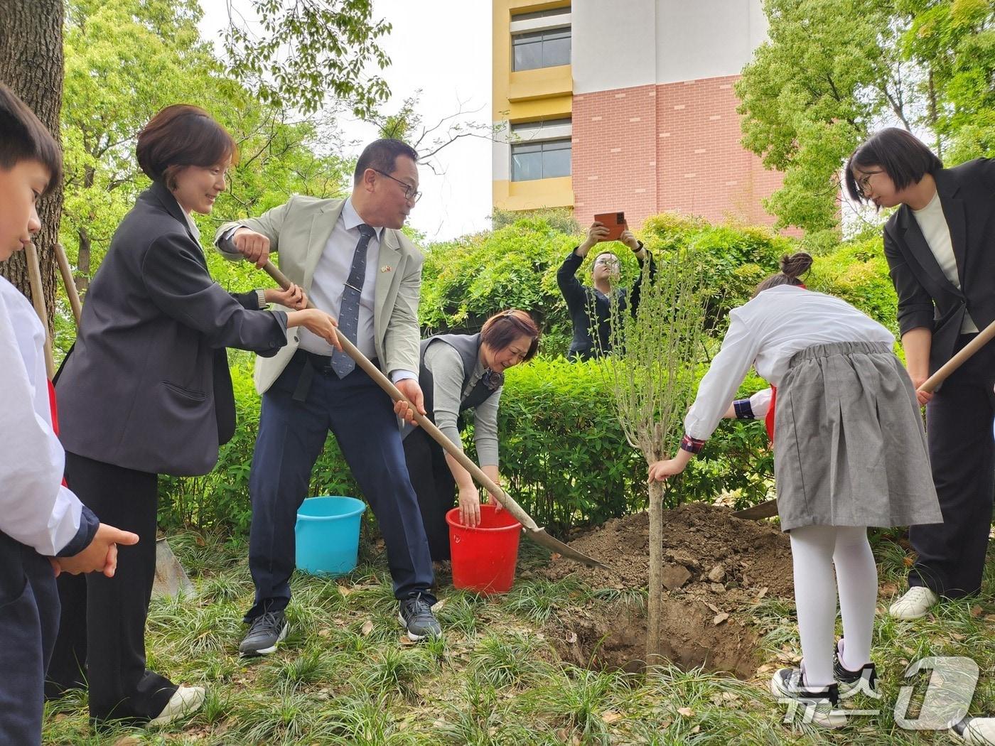 본문 이미지 - 지난 5월 자매결연 협약식 때 부산 명호초가 상하이 찌주초 교정에 무궁화 나무 식수 행사를 하고 있다.(부산교육청 제공. 재판매 및 DB금지)