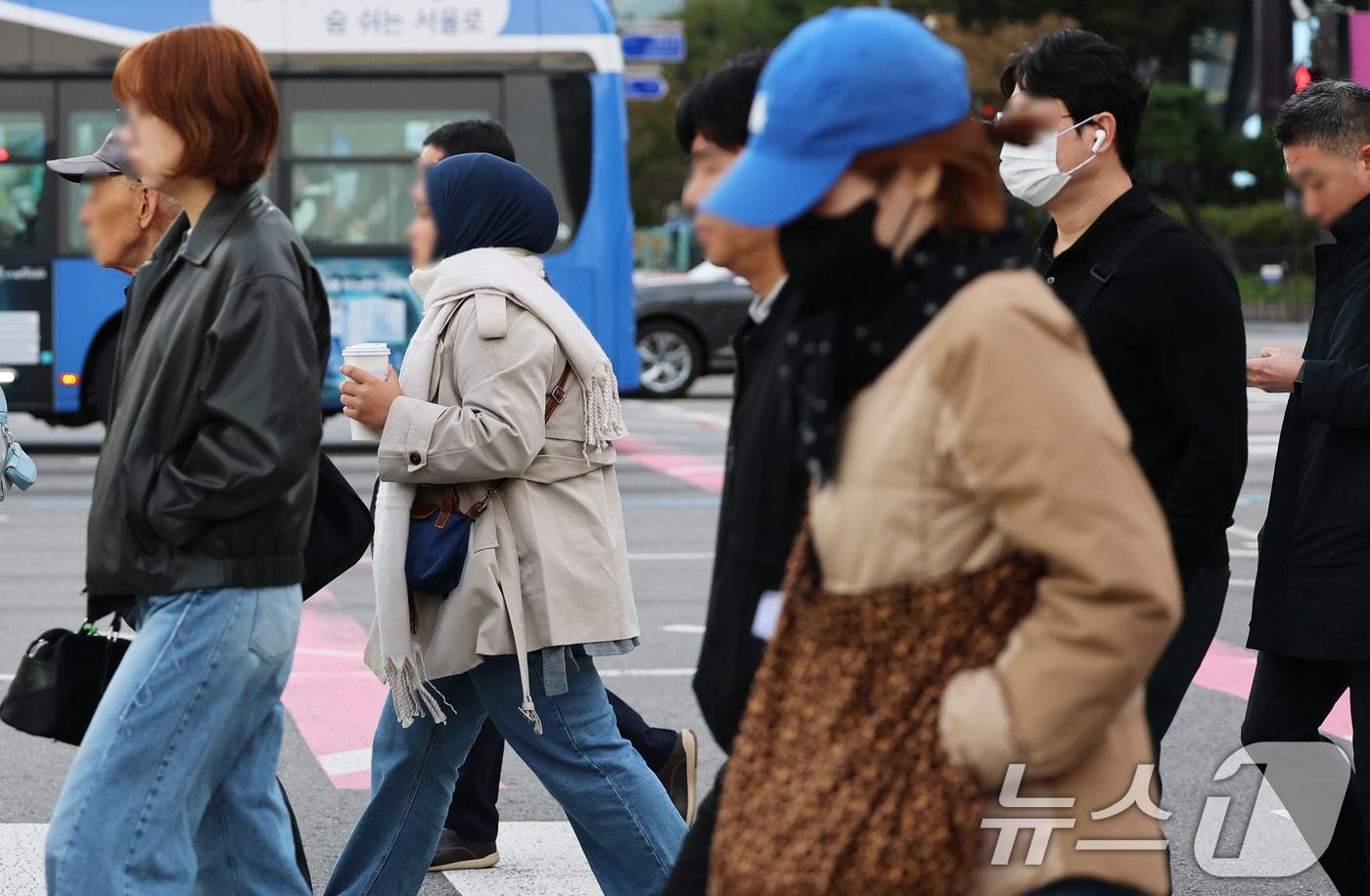 서울의 최저 기온이 4.8도를 기록하는 등 때이른 초겨울 추위가 기승을 부린 21일 오전 서울 광화문 네거리에서 시민들이 몸을 움츠린 채 출근길 발걸음을 재촉하고 있다. 2025.10.21/뉴스1 ⓒ News1 오대일 기자