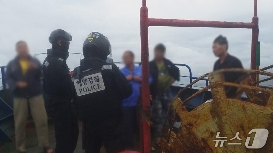 본문 이미지 - 지난 16일 군산해양경찰서 소속 3013함이 중국어선에 등선해 서류에 등록된 선원과 실제 선원이 일치하는지 확인하고 있다.&#40;군산해경 제공. 재판매 및 DB 금지&#41;