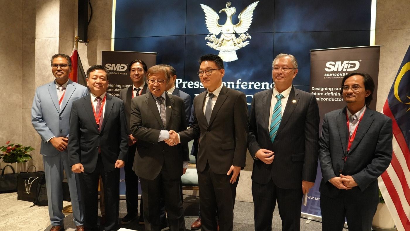 악수를 나누는 리벨리온 박성현 대표와 아방 조하리 오펭&#40;Abang Johari Openg&#41; 사라왁 주지사.&#40;리벨리온 제공&#41;