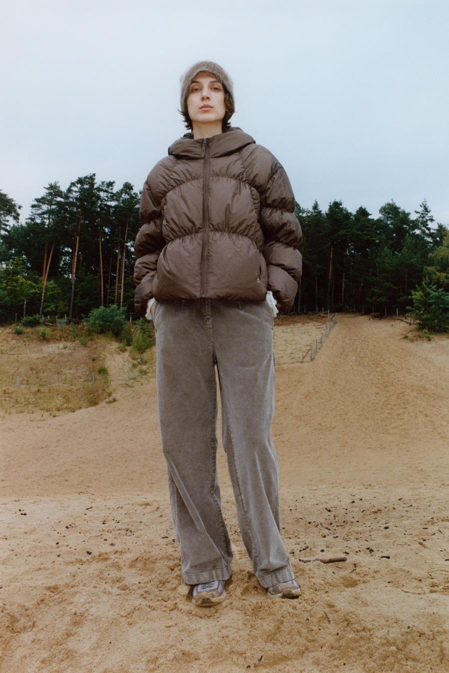 본문 이미지 - 나우(nau)가 화보를 통해 뉴트럴 무드의 겨울 컬렉션을 21일 공개했다.(나우제공)