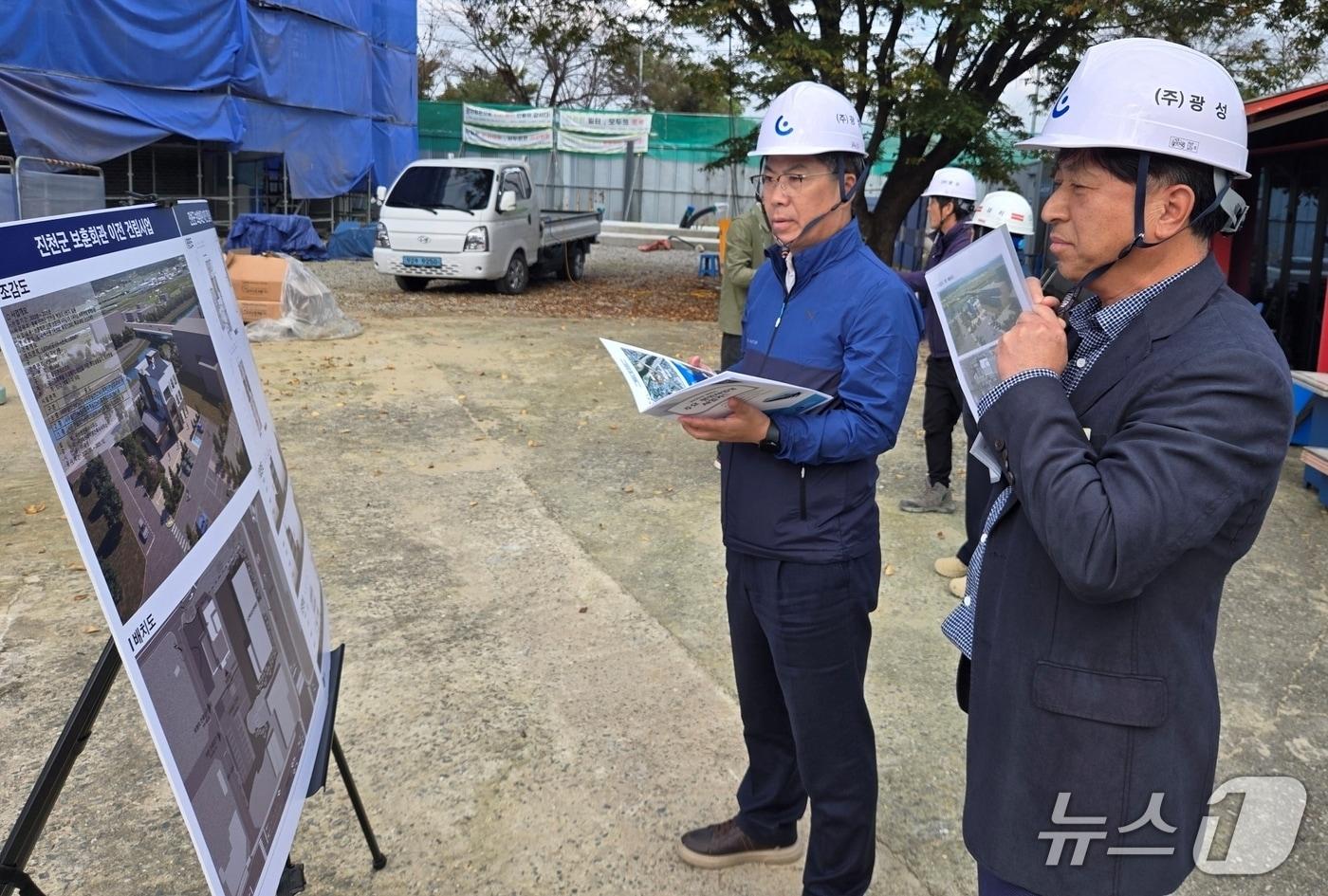 임보열 충북 진천부군수가 21일 보훈회관 이전사업 현장을 찾아 사업 진행상황 등을 둘러보고 있다.&#40;진천군 제공, 재판매 및 DB금지&#41;/뉴스1