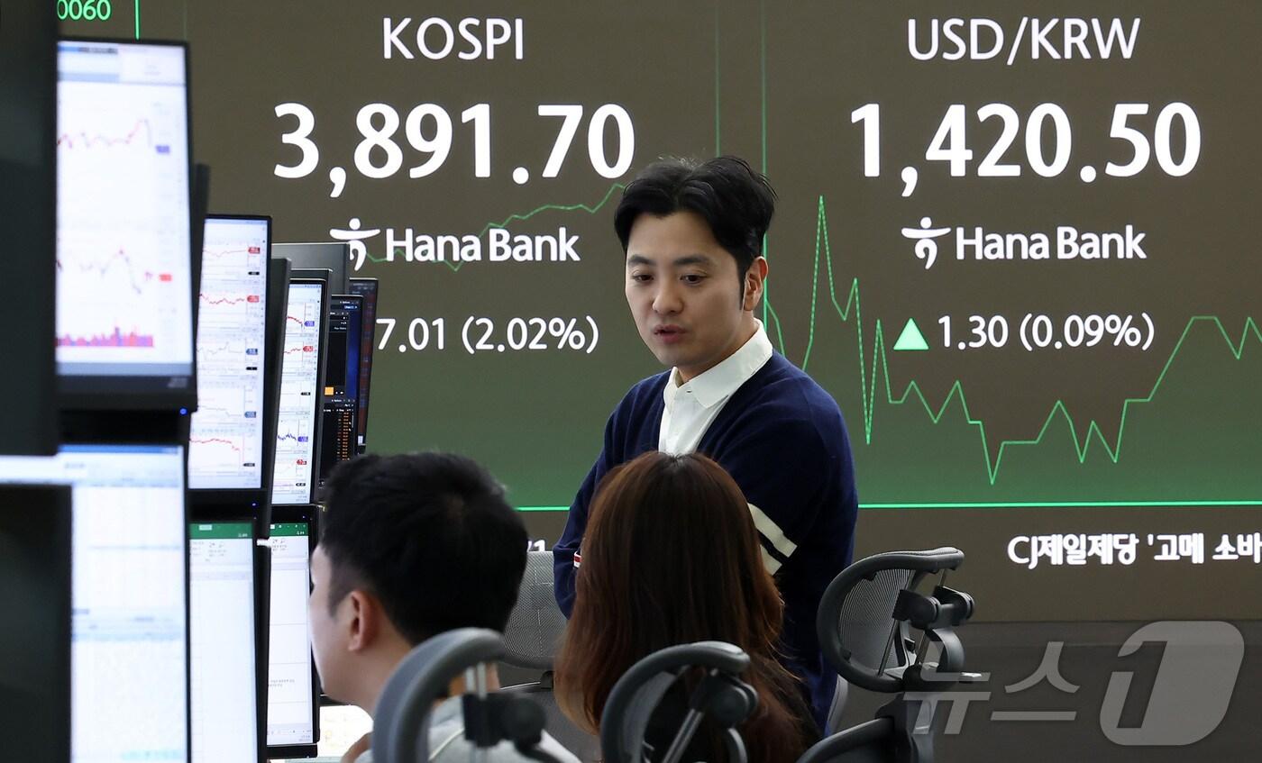 코스피가 5거래일 연속으로 사상 최고치를 경신한 21일 오전 서울 중구 하나은행 본점 딜링룸에서 시황이 나오고 있다. /뉴스1 ⓒ News1 김성진 기자