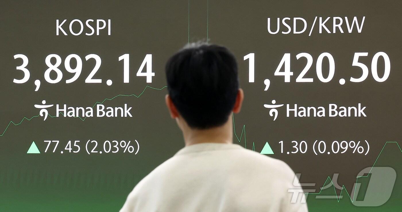 코스피가 5거래일 연속으로 사상 최고치를 경신한 21일 오전 서울 중구 하나은행 본점 딜링룸에서 시황이 나오고 있다.  2025.10.21/뉴스1 ⓒ News1 김성진 기자