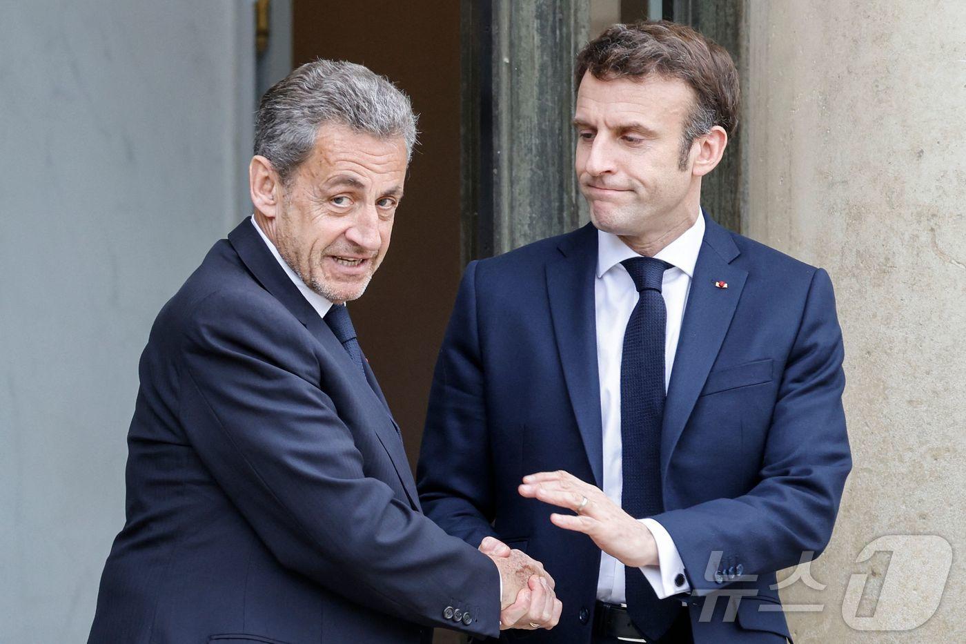 에마뉘엘 마크롱 프랑스 대통령&#40;오른쪽&#41;이 지난 2022년 2월 25일 파리 엘리제궁에서 러시아의 우크라이나 공격 관련 회의를 마친 뒤 니콜라 사르코지 전 프랑스 대통령&#40;왼쪽&#41;과 악수하고 있다. 2022.02.25 ⓒ AFP=뉴스1 ⓒ News1 이정환 기자