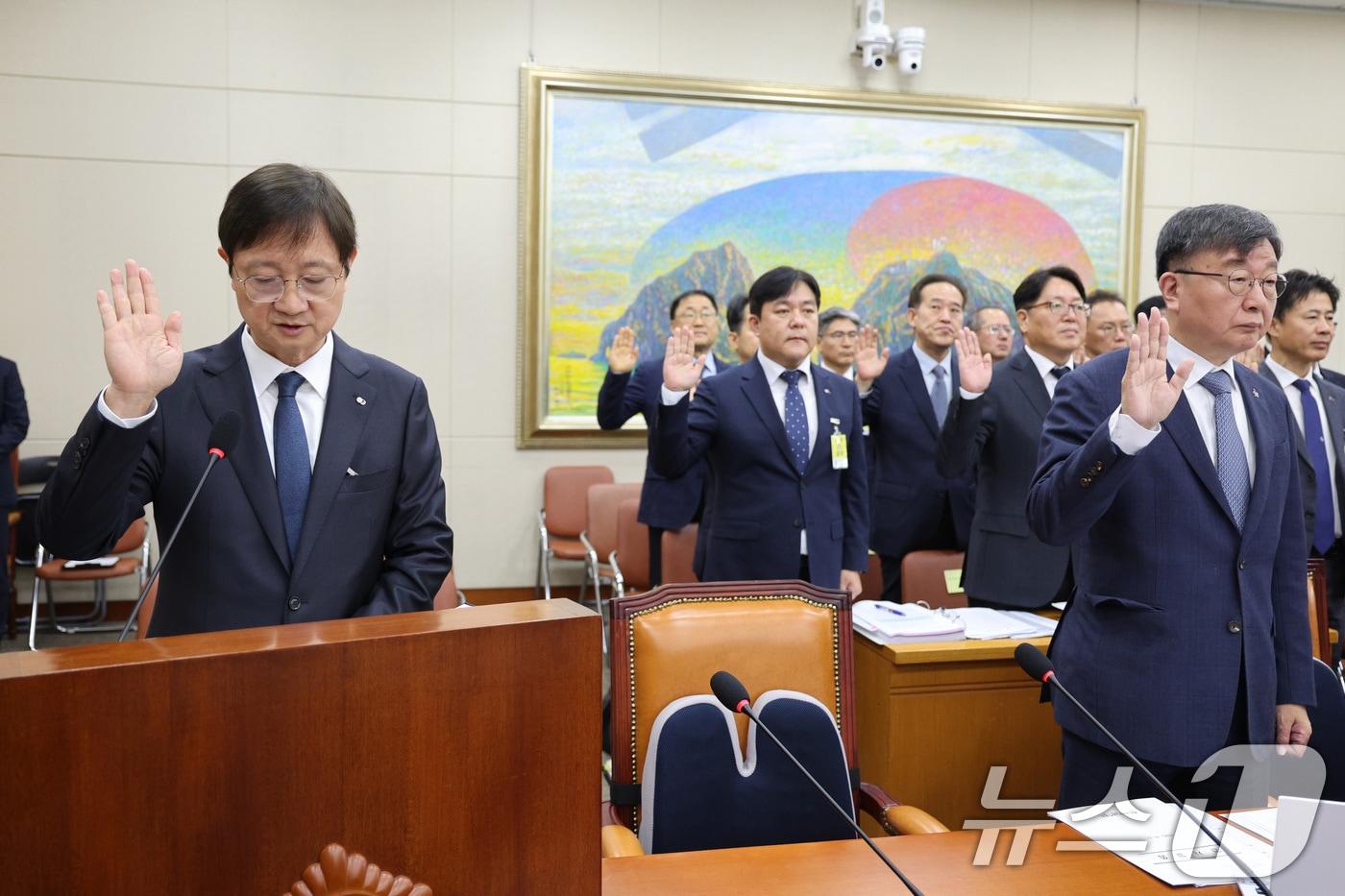이찬진 금융감독원장이 21일 서울 여의도 국회 정무위원회에서 열린 금융감독원 등에 대한 국정감사에서 증인 선서를 하고 있다. 2025.10.21/뉴스1 ⓒ News1 신웅수 기자