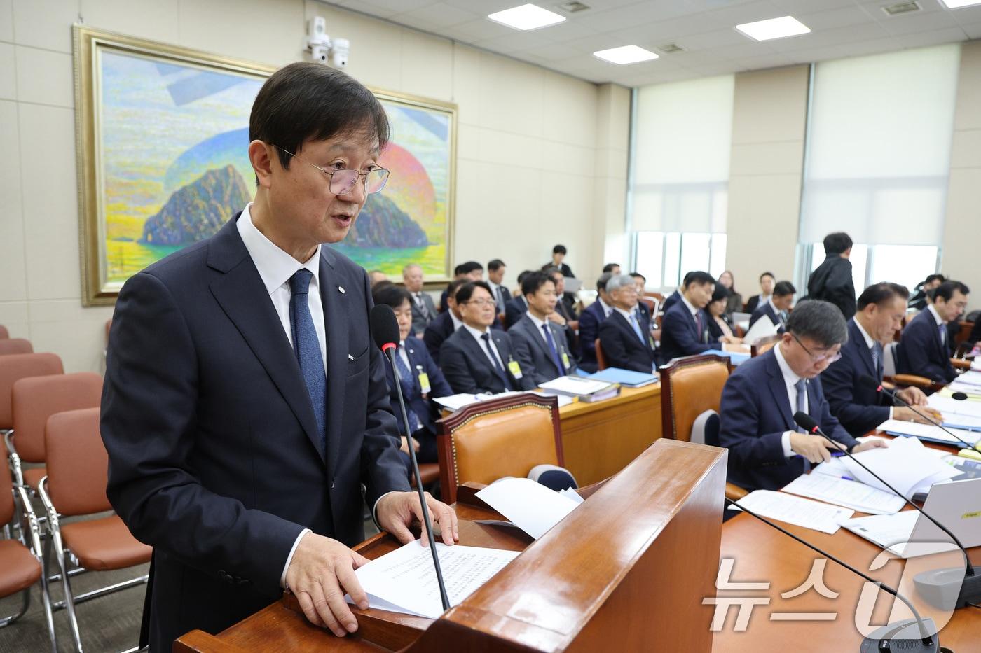 이찬진 금융감독원장이 21일 서울 여의도 국회 정무위원회에서 열린 금융감독원 등에 대한 국정감사에서 인사말을 하고 있다. 2025.10.21/뉴스1 ⓒ News1 신웅수 기자