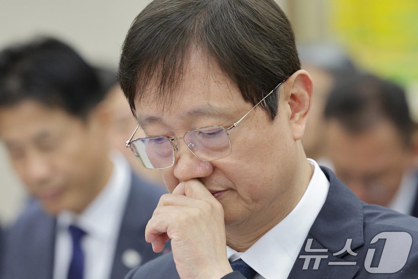 이찬진 금융감독원장이 21일 서울 여의도 국회 정무위원회에서 열린 금융감독원 등에 대한 국정감사에서 생각에 잠겨 있다. 2025.10.21/뉴스1 ⓒ News1 신웅수 기자