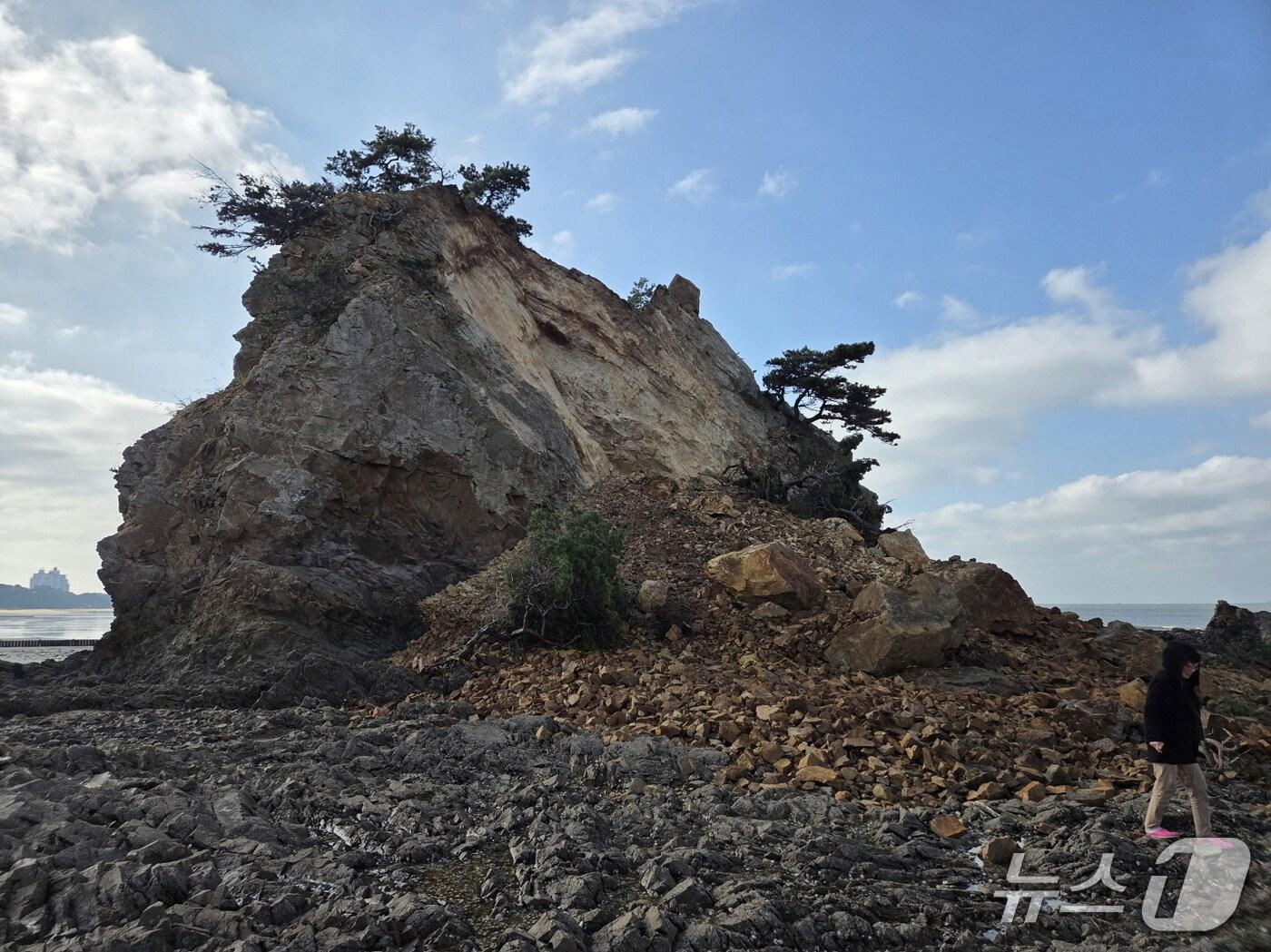 본문 이미지 - 허물어진 할미 할아비 바위 모습(태안군 제공. 재판매 및 DB금지)2025.10.21/뉴스1
