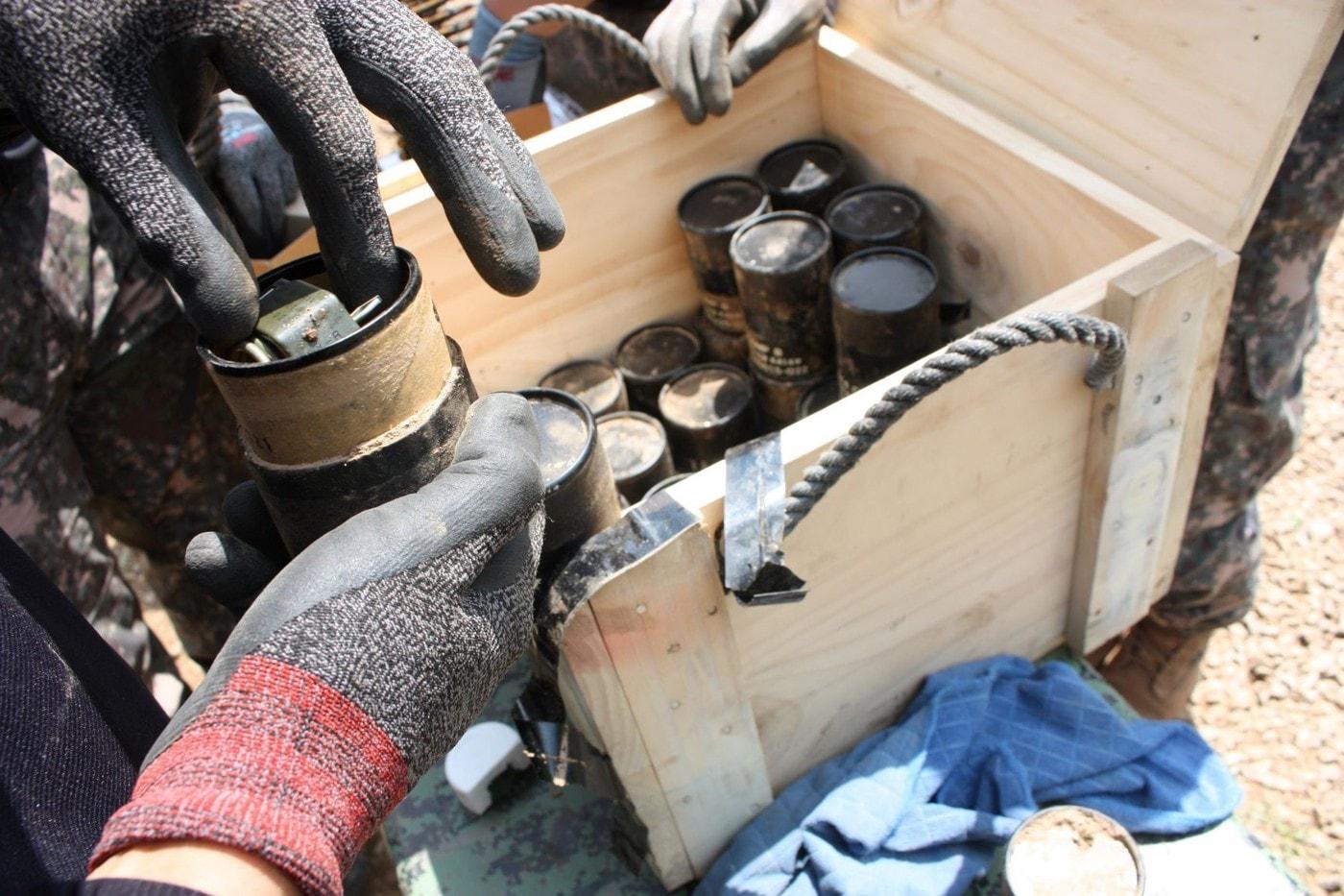 7월 20일 경기 가평군에 내린 기록적인 폭우로 인해 육군 지작사 예하 모 부대의 탄약고에서 수류탄 13발이 유실됐다. 사진은 회수한 수류탄을 간부가 육안 검사를 통해 이상 유무를 확인하는 모습.&#40;유용원 의원실 제공&#41;