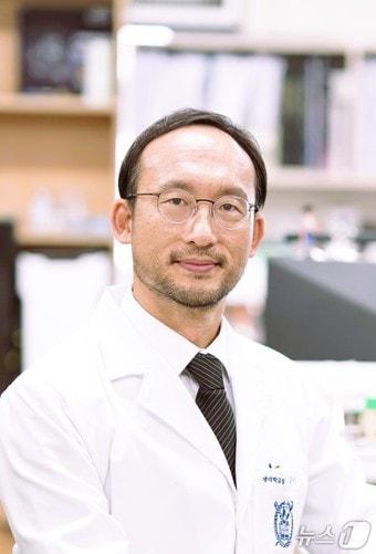 본문 이미지 - 순천향대학교 중앙의료원은 제1회 향설의학상 수상자로 김상정 서울대학교 의과대학 생리학교실 교수를 선정했다고 21일 밝혔다. 수상자 김상정 교수&#40;순천향대학교 중앙의료원 제공&#41;