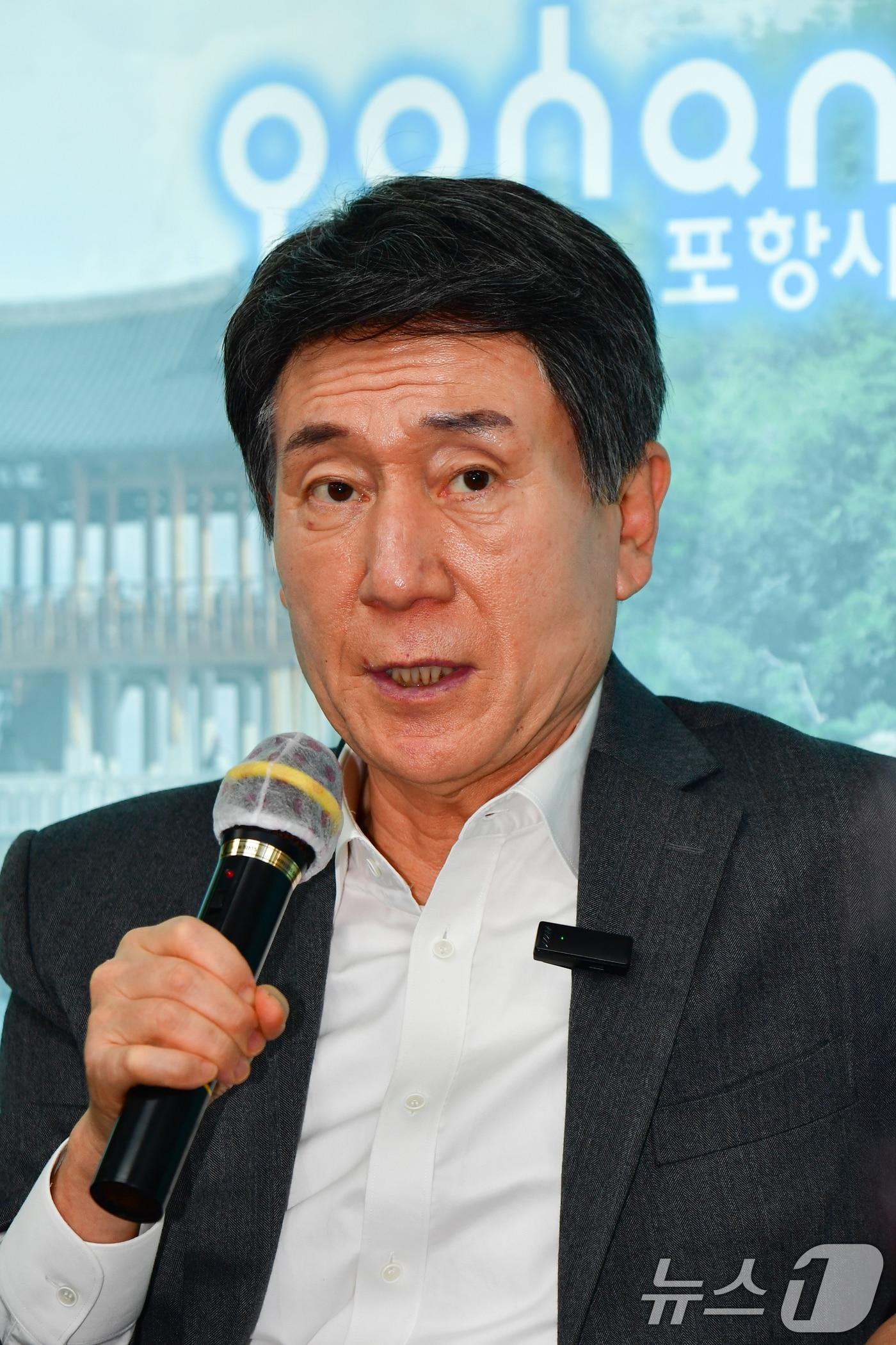 본문 이미지 - 이강덕 포항시장이 21일 시청에서 연 출입 기자간담회에서 국제학교 유치 등을 위해 영국을 방문한 성과 등을 발표하고 있다. 이 시장은 "포항국제학교 설립을 위해 크리스트 칼리지브레콘(CCB)과  협약을 체결했다"고 말했다. ⓒ News1 최창호 기자