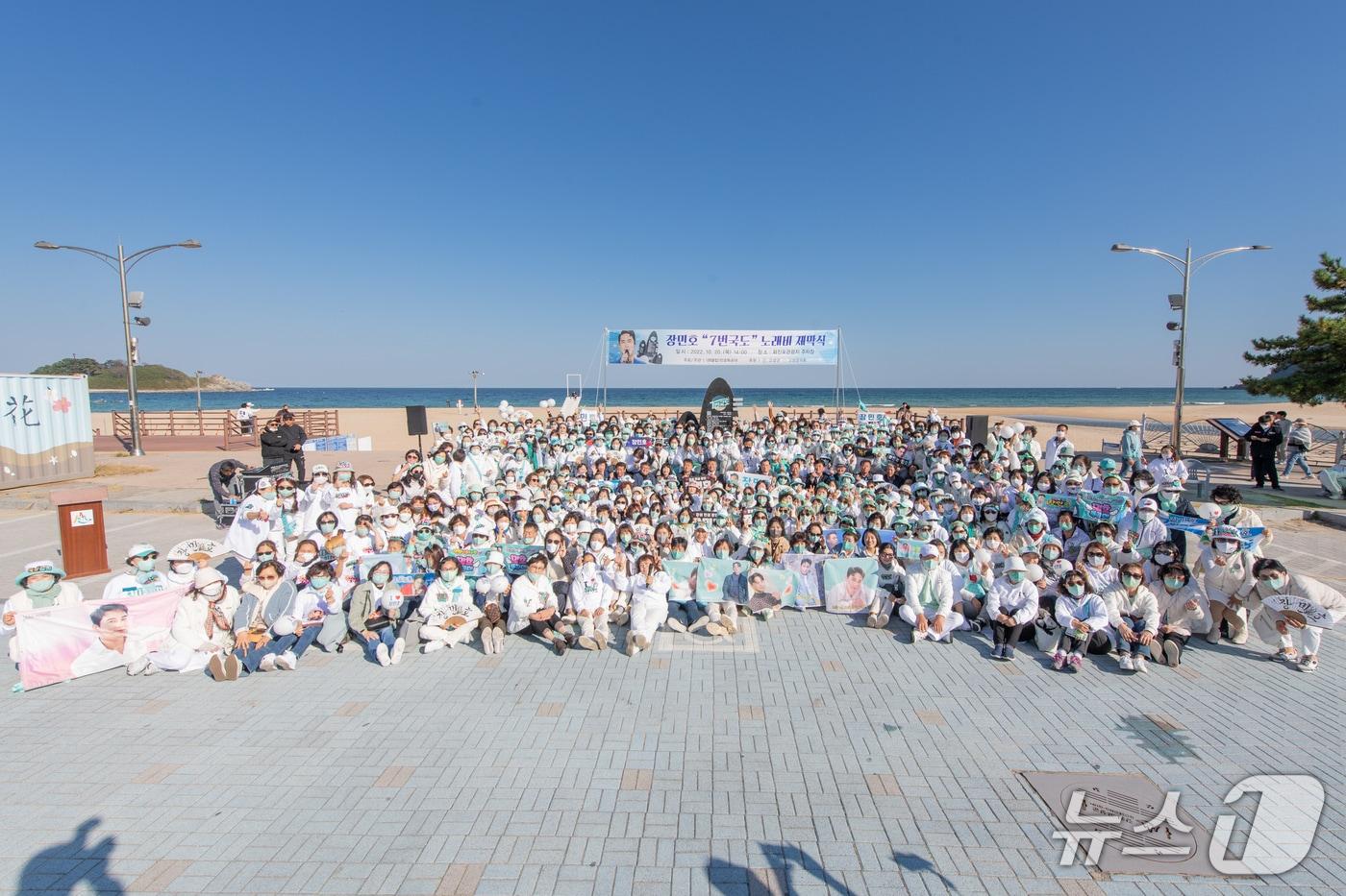 지난 2022년 가수 장민호 팬클럽이 강원 동해안 최북단 고성군에 설치한 7번국도 노래비.&#40;고성군 제공, 재판매 및 DB 금지&#41;