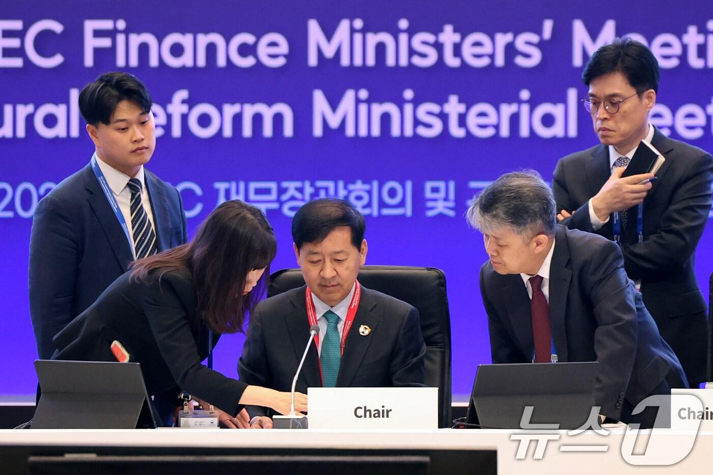 구윤철 경제부총리 겸 기획재정부 장관이 21일 오전 인천 중구 인스파이어 리조트에서 '2025 APEC 재무장관회의 및 구조개혁장관회의' 개회 전 회의 준비를 하고 있다. 2025.10.21/뉴스1 ⓒ News1 황기선 기자