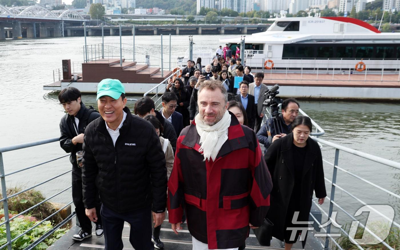 오세훈 서울시장과 토마스헤더윅 건축가가 21일 서울 용산구 노들섬에서 열린 '노들 글로벌 예술섬' 착공식에 한강버스를 타고 참석하고 있다. 2025.10.21/뉴스1 ⓒ News1 김명섭 기자