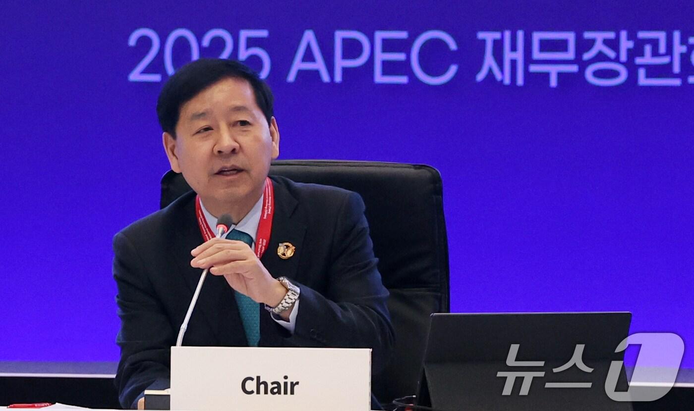 본문 이미지 - 구윤철 경제부총리 겸 기획재정부 장관이 21일 오전 인천 중구 인스파이어 리조트에서 열린 '2025 APEC 재무장관회의 및 구조개혁장관회의'에서 개회사를 하고 있다. 2025.10.21/뉴스1 ⓒ News1 황기선 기자