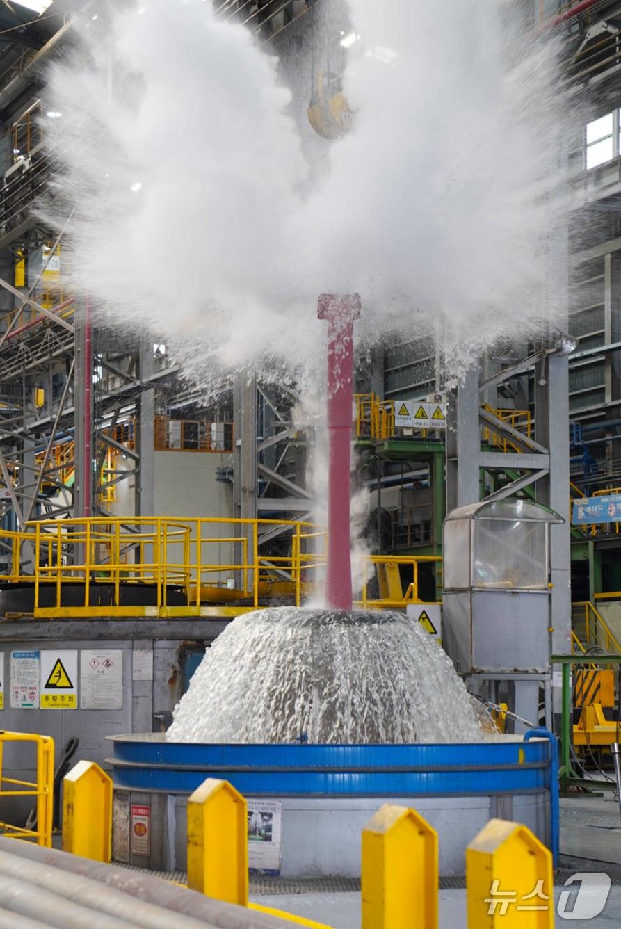 본문 이미지 - 포신 제품을 약 900도까지 가열한 뒤 물로 상온까지 냉각하는 열처리 작업이 진행되는 모습&#40;세아홀딩스 제공&#41; 2025.10.20/뉴스1