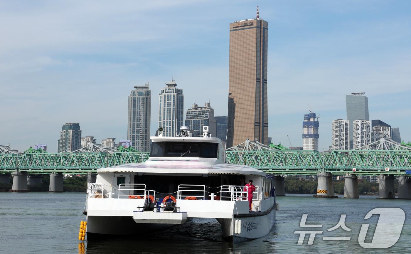 21일 서울 용산구 노들섬에서 열린 '노들 글로벌 예술섬' 착공식에 참석자를 태운 한강버스가 도착하고 있다. 2025.10.21/뉴스1 ⓒ News1 김명섭 기자