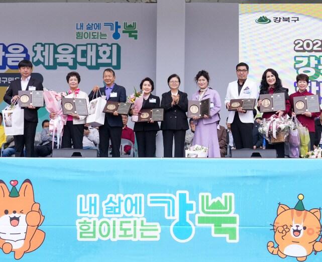 본문 이미지 - 이순희 강북구청장과 강북구민대상 수상자들이 강북구민운동장에서 열린 구민대상 시상식 후 기념촬영을 하고 있다.(강북구 제공)