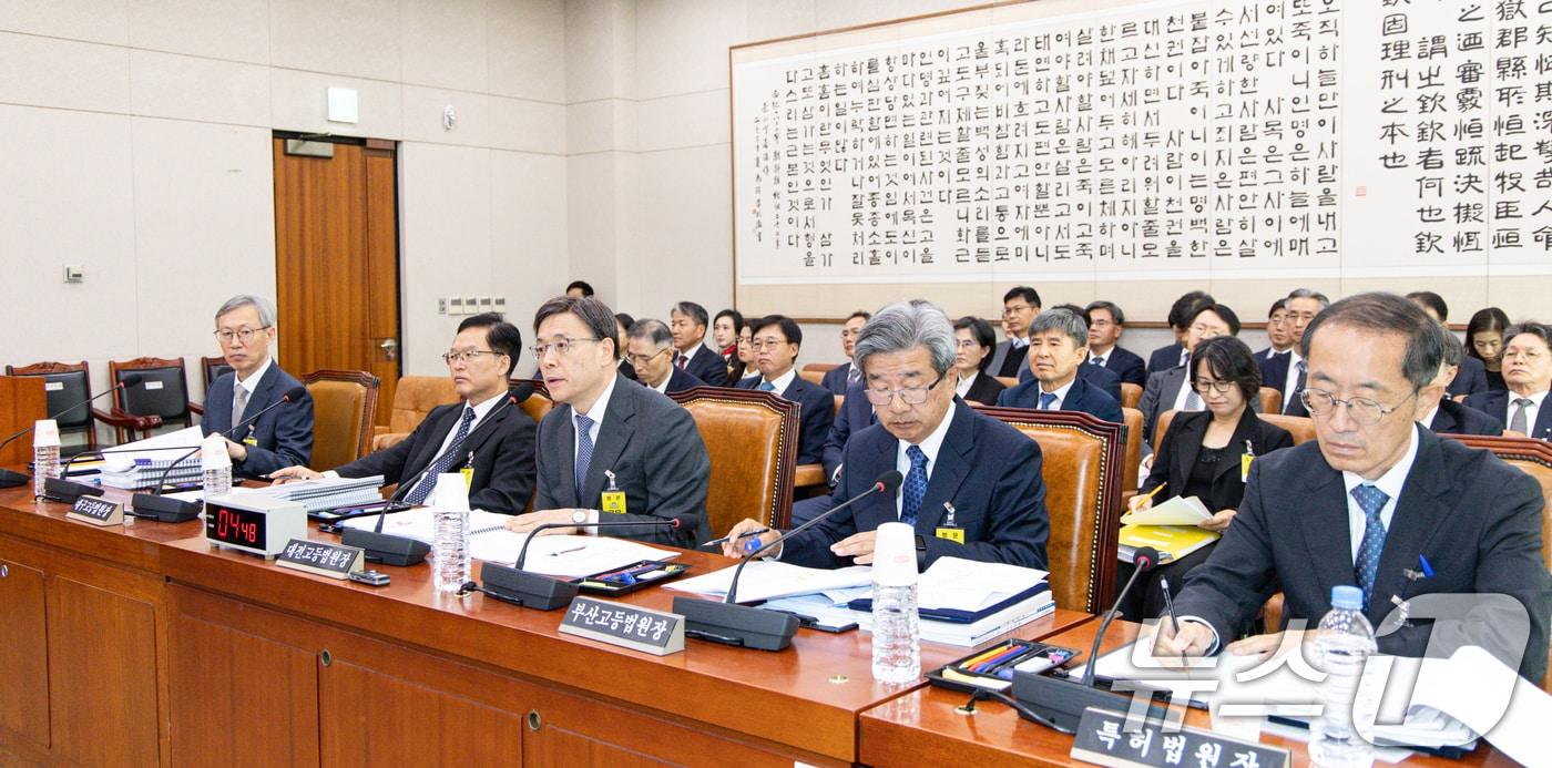 이원범 대전고등법원장이 21일 서울 여의도 국회에서 열린 법제사법위원회 대전고법 등에 대한 국정감사에 출석해 의원 질의에 답변하고 있다. 2025.10.21/뉴스1 ⓒ News1 이승배 기자