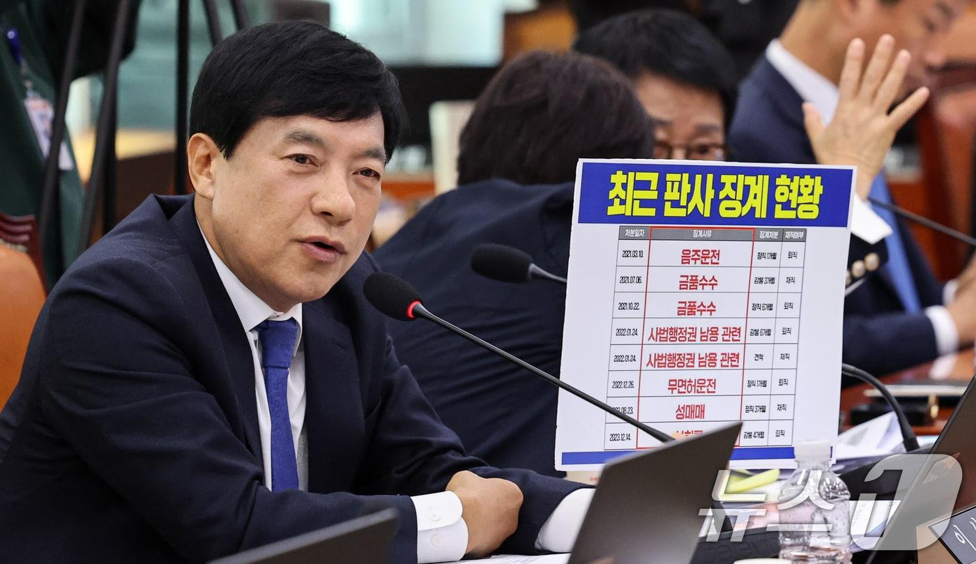 21일 서울 여의도 국회에서 열린 법제사법위원회 대전고법 등에 대한 국정감사 이성윤 더불어민주당 의원이 질의하고 있다. 2025.10.21/뉴스1 ⓒ News1 이승배 기자