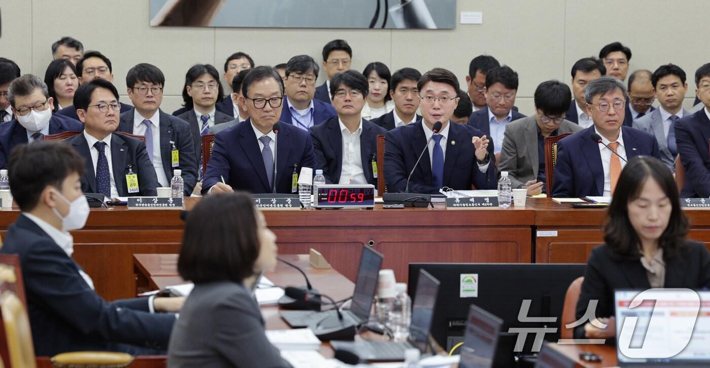 본문 이미지 - 류제명 과학기술정보통신부 2차관이 21일 서울 여의도 국회 과학기술정보방송통신위원회에서 열린 정보통신산업진흥원 등에 대한 국정감사에서 의원 질의에 답변하고 있다. 2025.10.21/뉴스1 ⓒ News1 신웅수 기자