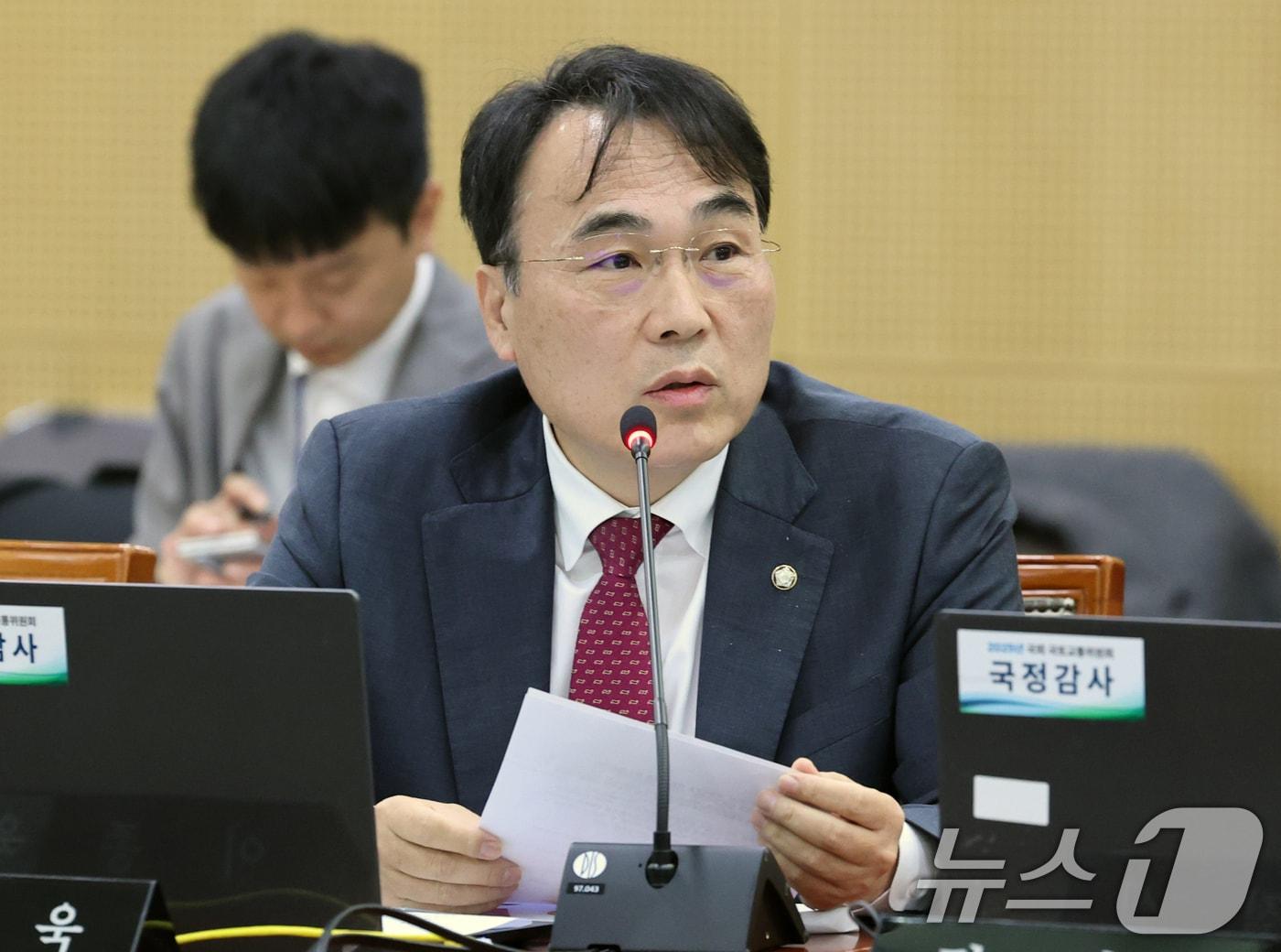 본문 이미지 - 이종욱 국민의힘 의원이 21일 한국철도공사(코레일) 대전본사에서 열린 국회 국토교통위원회의 한국철도공사, 국가철도공단, (주)에스알 등에 대한 국정감사에서 질의하고 있다. 2025.10.21/뉴스1 ⓒ News1 김기태 기자