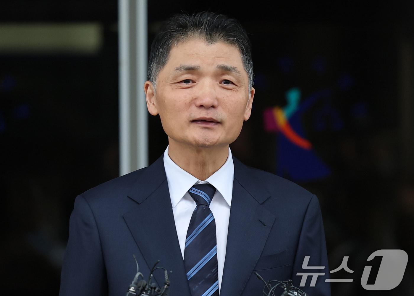 본문 이미지 - 카카오 창업자 김범수 경영쇄신위원장이 21일 서울 양천구 서울남부지방법원에서 열린 자본시장법 위반 1심 선고 공판에서 무죄를 선고받은 후 심경을 밝히고 있다.  2025.10.21/뉴스1 ⓒ News1 오대일 기자