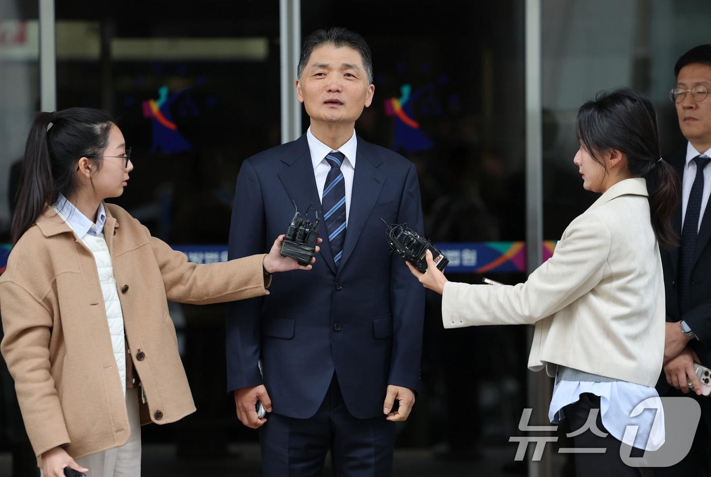 카카오 창업자 김범수 경영쇄신위원장이 지난 21일 서울 양천구 서울남부지방법원에서 열린 자본시장법 위반 1심 선고 공판에서 무죄를 선고받은 후 심경을 밝히고 있다./뉴스1 ⓒ News1 오대일 기자