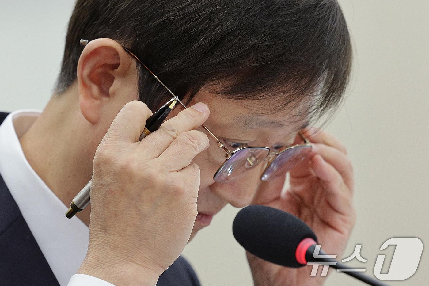 이찬진 금융감독원장이 21일 서울 여의도 국회 정무위원회에서 열린 금융감독원 등에 대한 국정감사에서 안경을 쓰고 있다. 2025.10.21/뉴스1 ⓒ News1 신웅수 기자