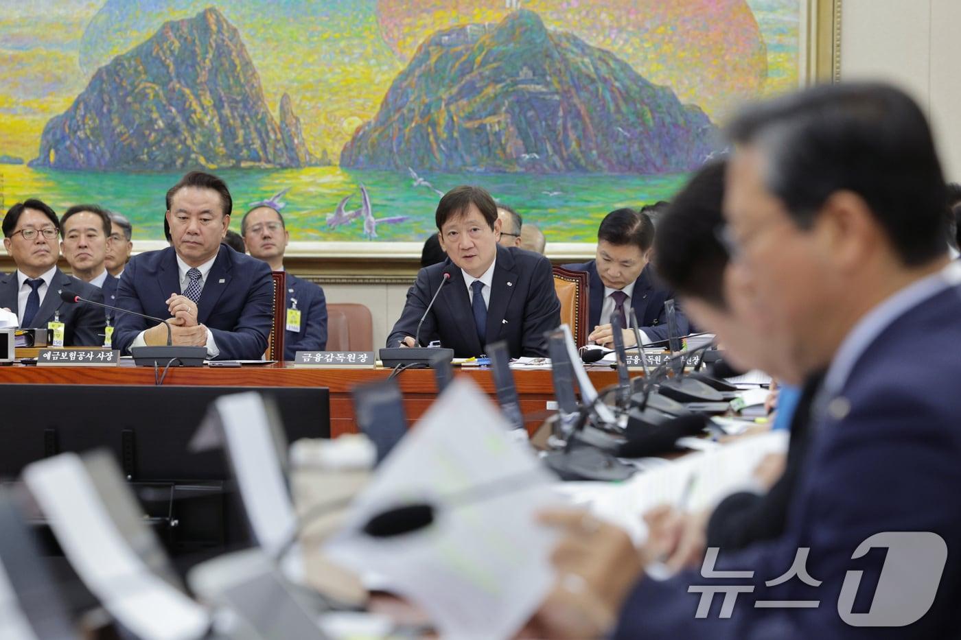 이찬진 금융감독원장이 21일 서울 여의도 국회 정무위원회에서 열린 금융감독원 등에 대한 국정감사에서 의원 질의에 답변하고 있다. 2025.10.21/뉴스1 ⓒ News1 신웅수 기자