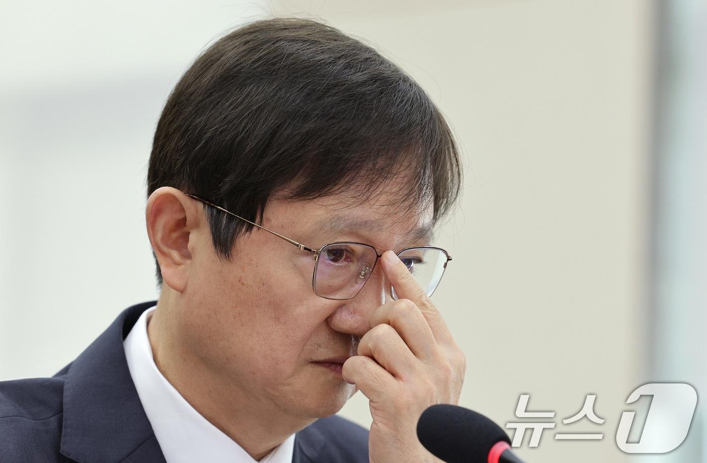 이찬진 금융감독원장이 21일 서울 여의도 국회 정무위원회에서 열린 금융감독원 등에 대한 국정감사에서 안경을 고쳐쓰고 있다. 2025.10.21/뉴스1 ⓒ News1 신웅수 기자