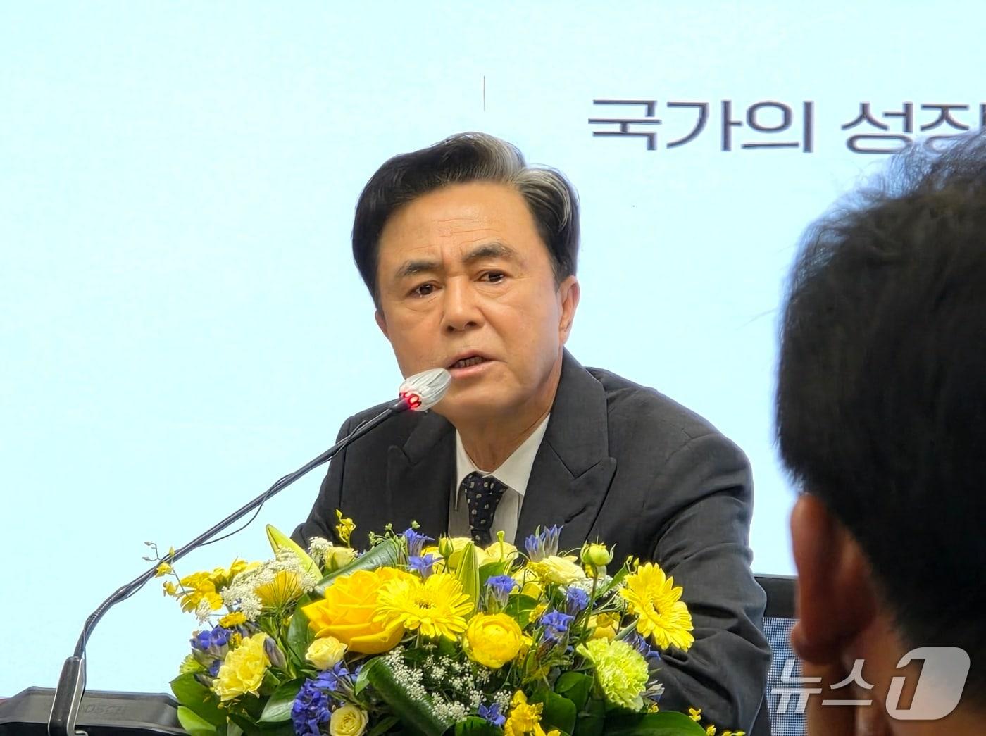 본문 이미지 - 김태흠 충남지사가 21일 아산시청 상황실에서 열린 언론 간담회에서 발언하고 있다. 2025.10.21 ⓒ 뉴스1 이시우 기자