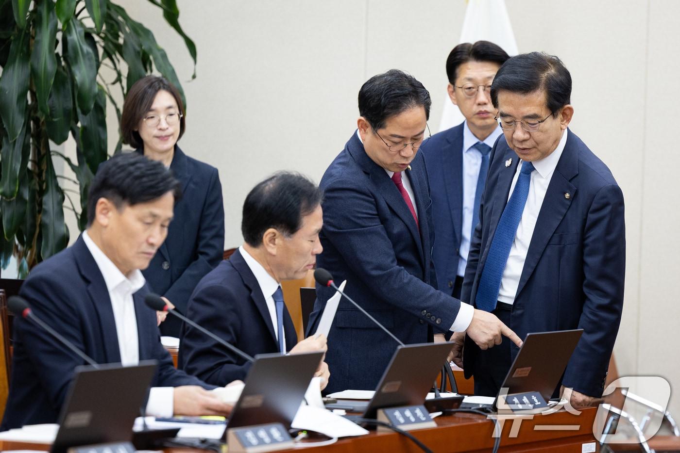 국회 기획재정위원회 정태호 더불어민주당 간사&#40;왼쪽 두 번째&#41;와 박수영 국민의힘 간사&#40;왼쪽 세 번째&#41;가 21일 서울 여의도 국회에서 열린 기획재정위원회의 국가데이터처 등에 대한 국정감사에 앞서 대화를 나누고 있다. 2025.10.21/뉴스1 ⓒ News1 유승관 기자