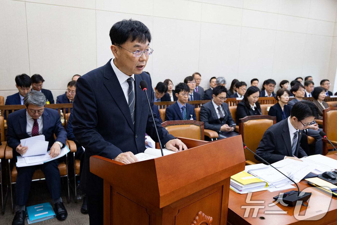 안형준 국가데이터처장이 21일 서울 여의도 국회에서 열린 기획재정위원회의 국가데이터처 등에 대한 국정감사에서 업무보고를 하고 있다. 2025.10.21/뉴스1 ⓒ News1 유승관 기자