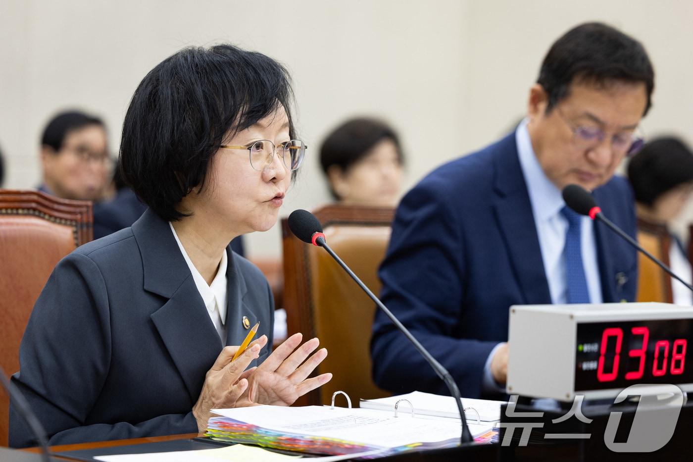 오유경 식품의약품안전처장이 21일 서울 여의도 국회에서 열린 보건복지위원회의 식품의약품안전처 등에 대한 국정감사에서 의원 질의에 답하고 있다. 2025.10.21/뉴스1 ⓒ News1 유승관 기자