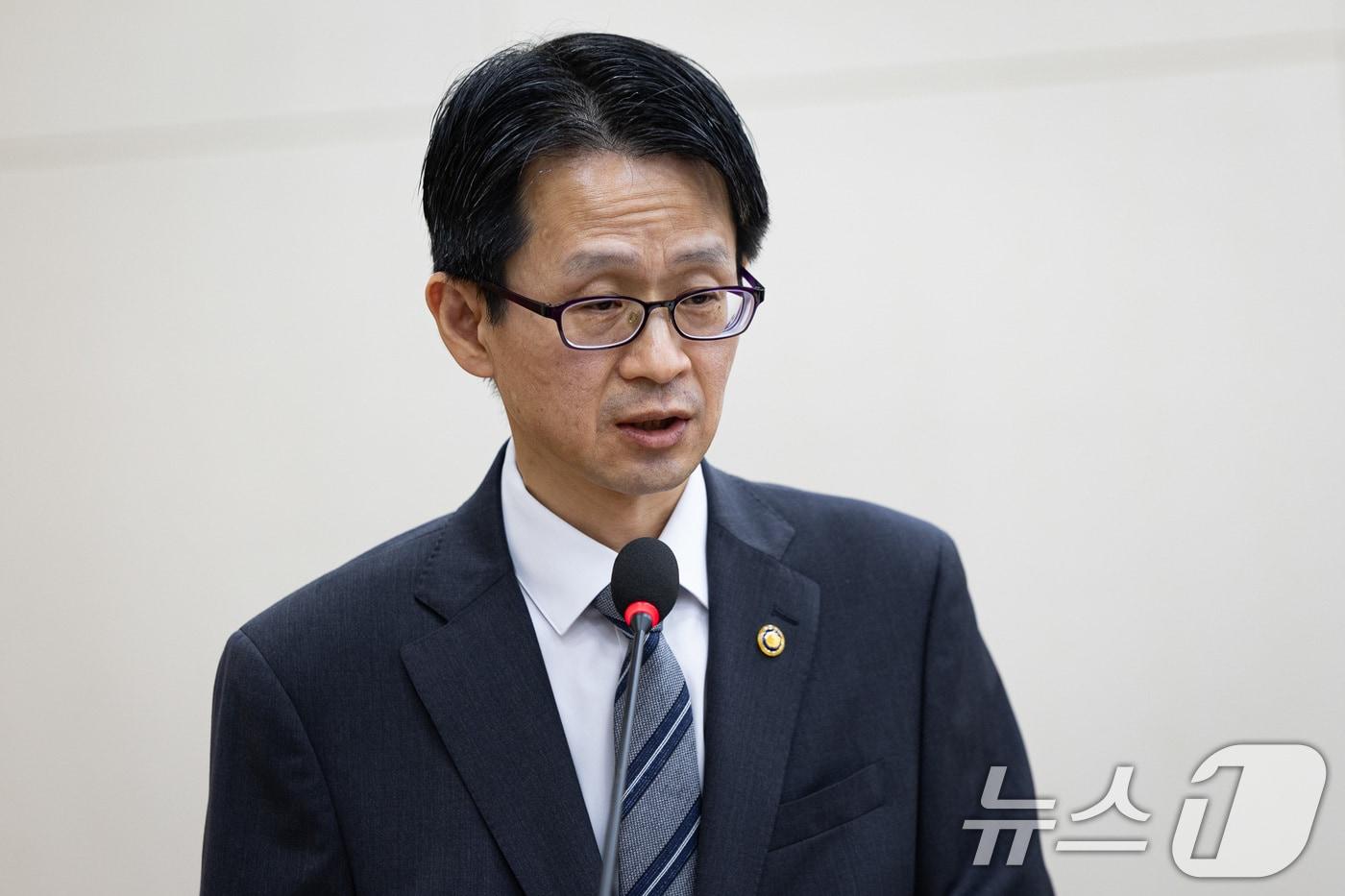 본문 이미지 - 조달청이 공공분야 혁신조달을 확대해 경제 혁신 성장을 견인하기 위해 '혁신제품 구매 운영 규정'을 개정해 3일부터 시행한다. 백승보 조달청장이 지난해 국정감사에서 업무보고를 하고 있다. 2025.10.21/뉴스1 ⓒ News1 유승관 기자