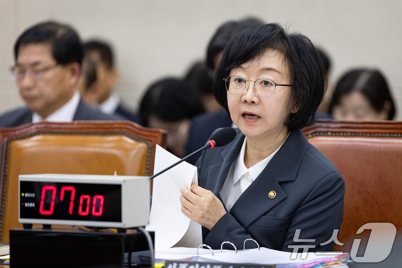 오유경 식품의약품안전처장이 21일 서울 여의도 국회에서 열린 보건복지위원회의 식품의약품안전처 등에 대한 국정감사에서 의원 질의에 답하고 있다. 2025.10.21/뉴스1 ⓒ News1 유승관 기자