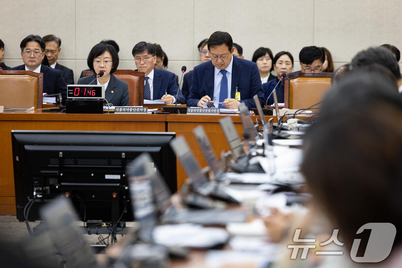 오유경 식품의약품안전처장이 21일 서울 여의도 국회에서 열린 보건복지위원회의 식품의약품안전처 등에 대한 국정감사에서 의원 질의에 답하고 있다. 2025.10.21/뉴스1 ⓒ News1 유승관 기자