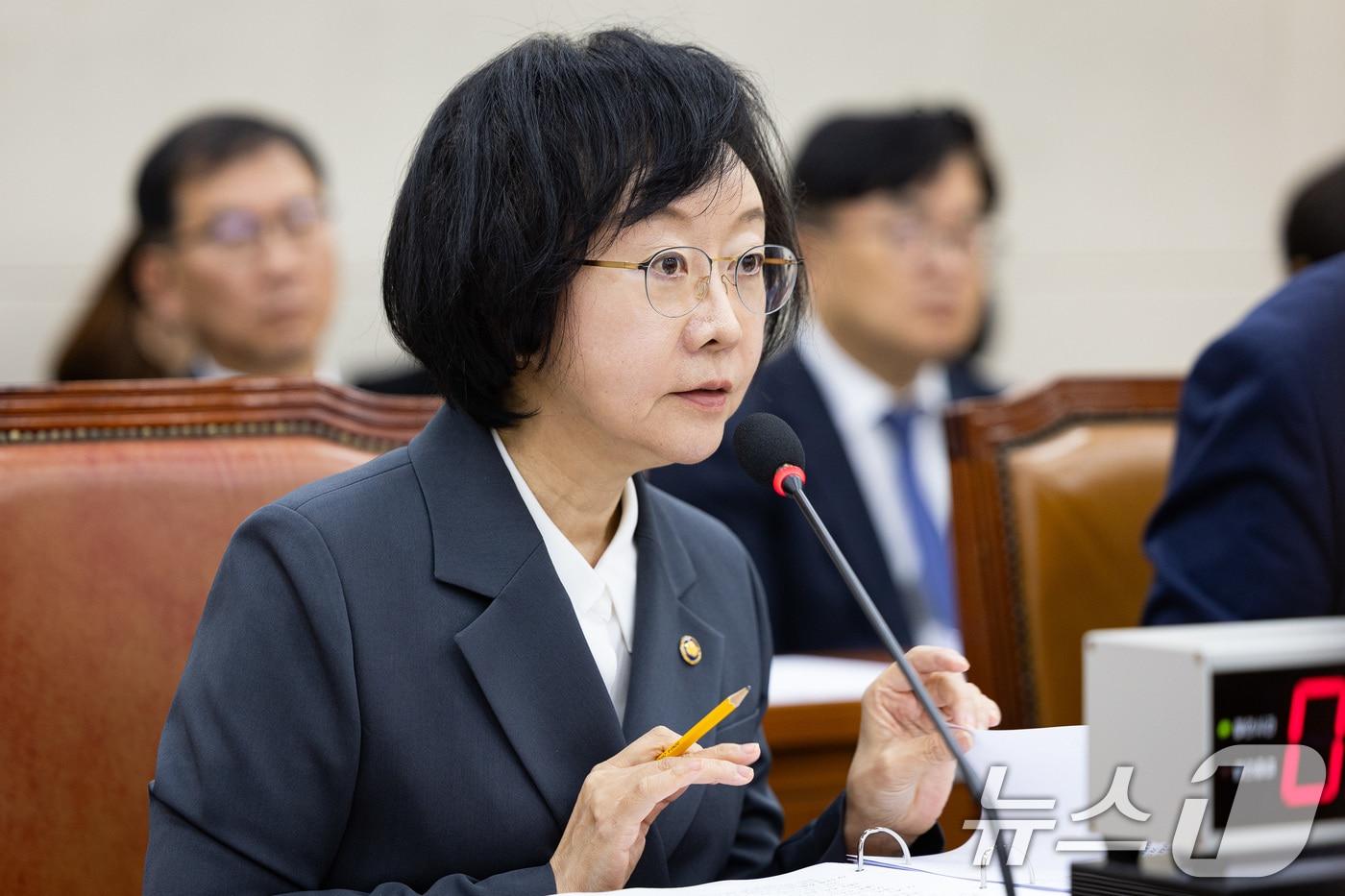 오유경 식품의약품안전처장이 21일 서울 여의도 국회에서 열린 보건복지위원회의 식품의약품안전처 등에 대한 국정감사에서 의원 질의에 답하고 있다. ⓒ News1 유승관 기자