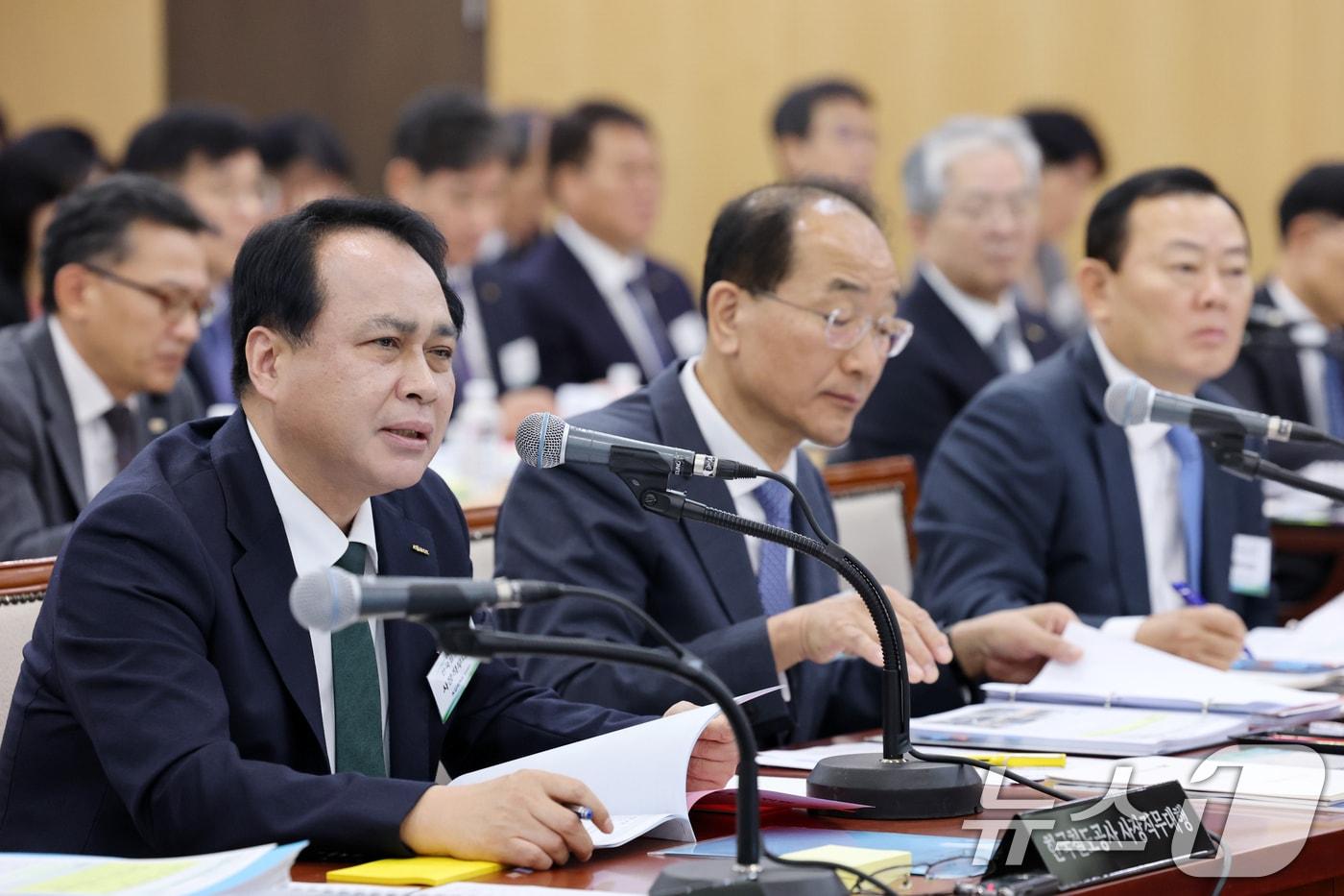 정정래 코레일 사장직무대행&#40;맨 왼쪽&#41;이 21일 한국철도공사&#40;코레일&#41; 대전본사에서 열린 국회 국토교통위원회의 한국철도공사, 국가철도공단, &#40;주&#41;에스알&#40;SR&#41; 등에 대한 국정감사에서 위원의 질의에 답변하고 있다. 2025.10.21/뉴스1 ⓒ News1 김기태 기자