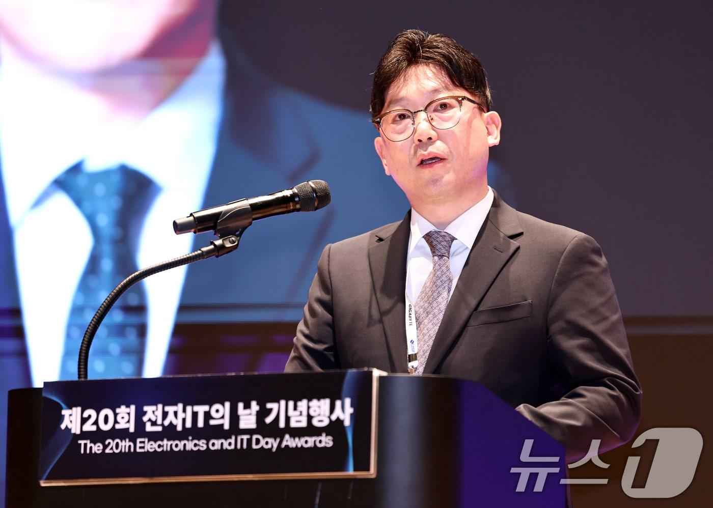 한국전자정보통신산업진흥회&#40;KEA&#41; 회장을 맡고 있는 용석우 삼성전자 영상디스플레이사업부장 사장이 21일 오전 서울 강남구 코엑스에서 열린 제20회 전자·IT의 날 행사에서 인사말을 하고 있다. 2025.10.21/뉴스1 ⓒ News1 구윤성 기자