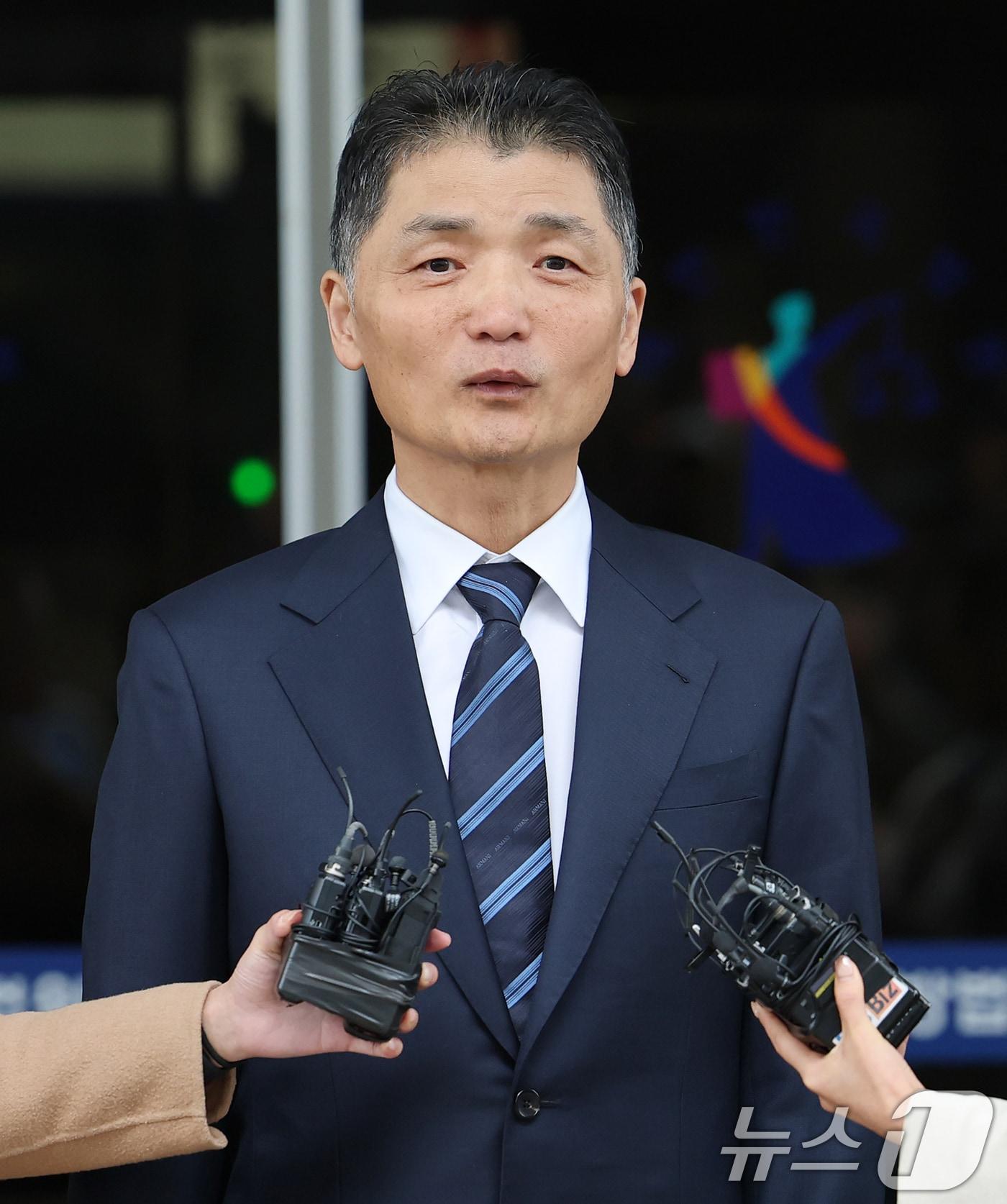본문 이미지 - 카카오 창업자 김범수 경영쇄신위원장이 21일 서울 양천구 서울남부지방법원에서 열린 자본시장법 위반 1심 선고 공판에서 무죄를 선고받은 후 심경을 밝히고 있다. 서울남부지법 형사합의15부&#40;재판장 양환승&#41;는 SM엔터테인먼트 시세를 조종한 혐의로 구속 기소된 김 창업자에게 “검찰에서는 은밀한 경영권 인수가 진행됐다고 주장하지만 이 주장을 받아들이기 어렵다”며 무죄를 선고했다. 2025.10.21/뉴스1 ⓒ News1 오대일 기자