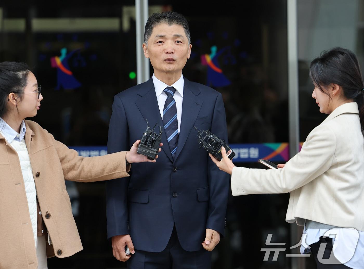 본문 이미지 - 카카오 창업자 김범수 경영쇄신위원장이 21일 서울 양천구 서울남부지방법원에서 열린 자본시장법 위반 1심 선고 공판에서 무죄를 선고받은 후 심경을 밝히고 있다.  2025.10.21/뉴스1 ⓒ News1 오대일 기자