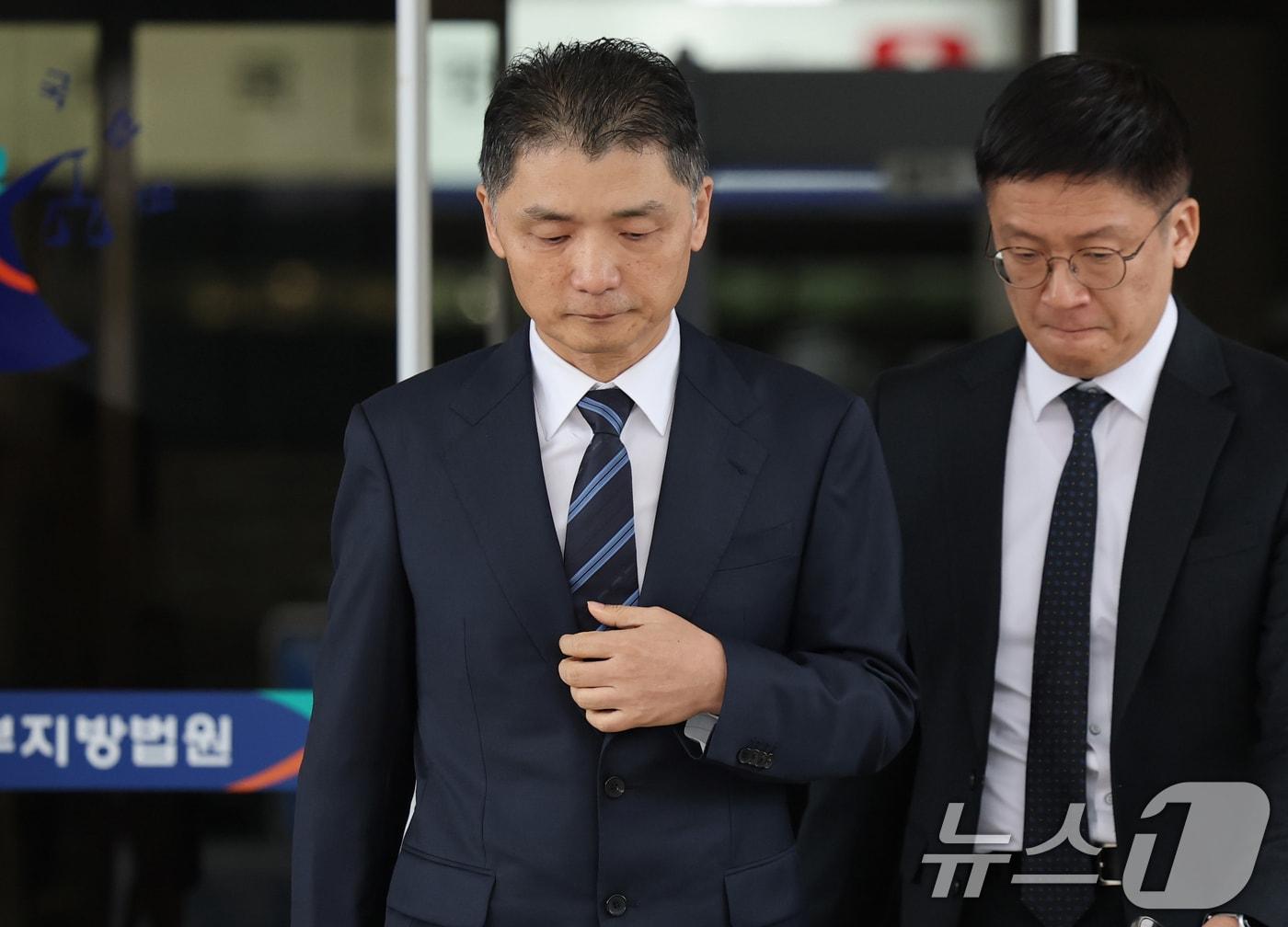 본문 이미지 - 카카오 창업자 김범수 경영쇄신위원장이 21일 서울 양천구 서울남부지방법원에서 열린 자본시장법 위반 1심 선고 공판에서 무죄를 선고받은 후 심경을 밝히고 있다. 서울남부지법 형사합의15부(재판장 양환승)는 SM엔터테인먼트 시세를 조종한 혐의로 구속 기소된 김 창업자에게 “검찰에서는 은밀한 경영권 인수가 진행됐다고 주장하지만 이 주장을 받아들이기 어렵다”며 무죄를 선고했다. 2025.10.21/뉴스1 ⓒ News1 오대일 기자